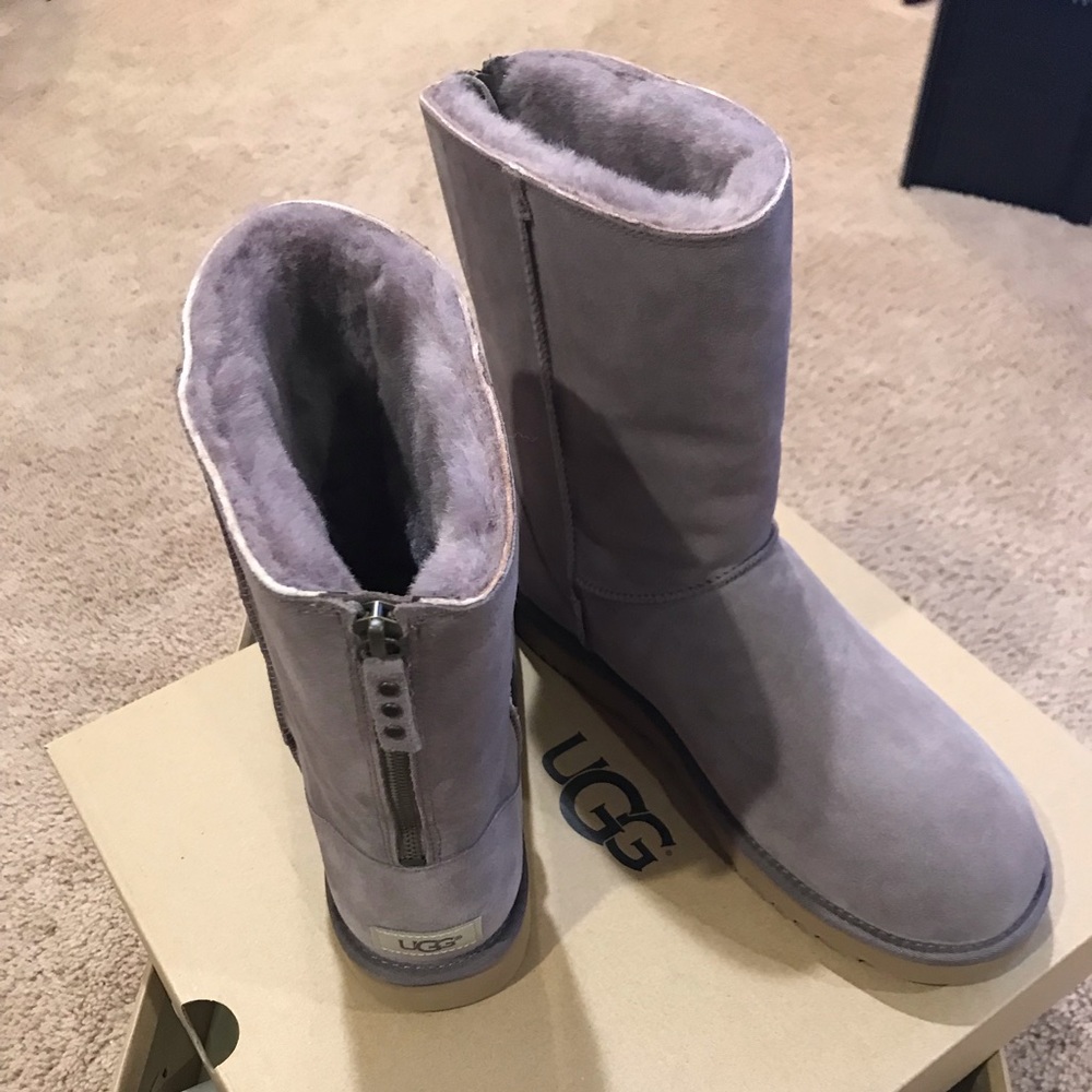 UGG Women’s classic short ZIP boot US size 11 new